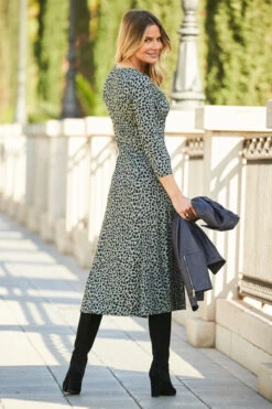 Sage Green Animal Print Jersey Midi Dress 11 Sage Green Animal Print Jersey Midi Dress -Winter Fashion Shop 33 s21dj213khmm 085