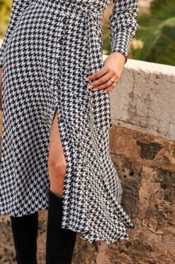 Black & White Dogtooth Print Midi Shirt Dress With Belt 12 Black & White Dogtooth Print Midi Shirt Dress With Belt -Winter Fashion Shop web 25 a21dw038bkge01 135